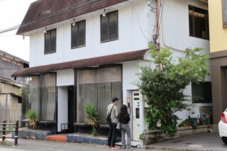 【京都新聞】2025年8月18日の紙面に掲載いただきました。"京都府西部の住宅街「謎の空き家」に吸い込まれる人々　大きな窓には目隠しが･･･その実態は？"
